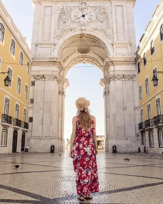 Viajante no Arco da Rua Augusta, em Lisboa