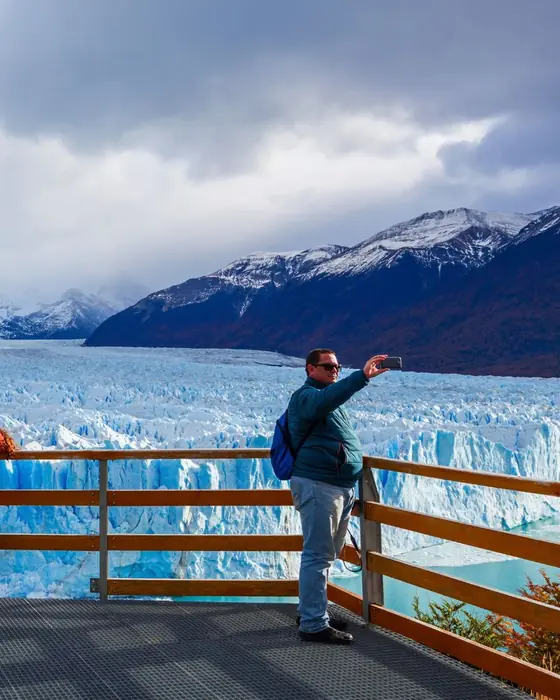 Turistas no mirante do glaciar Perito Moreno, na Argentina