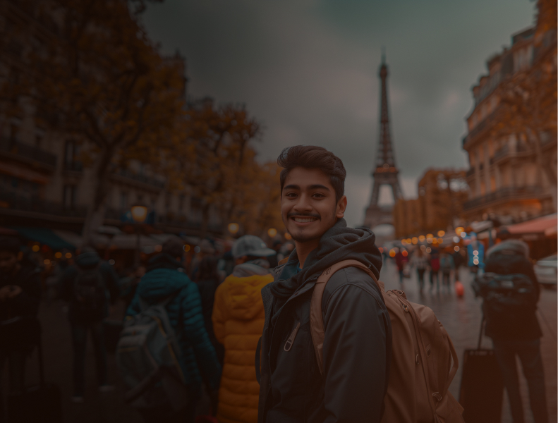 Jovem sorridente usando uma mochila, posando em frente à Torre Eiffel em Paris, cercado por outros turistas. A imagem é capturada em um ambiente urbano, com luz suave ao entardecer, enquanto as pessoas passeiam pela rua movimentada.