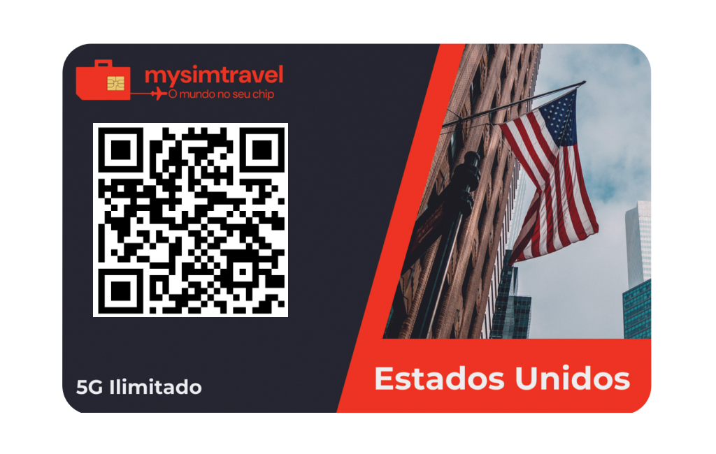 Cartão da MySimTravel com QR Code para ativação de eSIM internacional para os Estados Unidos. O cartão inclui o logo da mysimtravel com o slogan 'O mundo no seu chip', a inscrição '5G Ilimitado', e uma imagem de uma bandeira dos Estados Unidos em um prédio urbano, representando a cobertura do chip nos EUA.