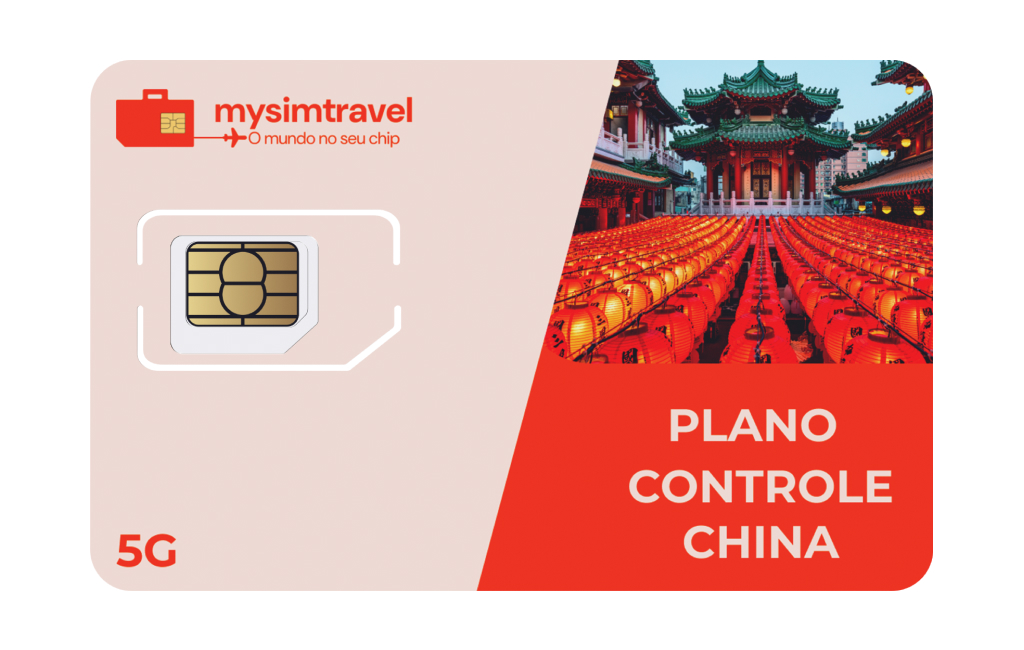 Cartão SIM com plano controle para China, da marca mysimtravel. A imagem destaca o chip ao lado de uma cena típica da China com lanternas vermelhas iluminando um templo tradicional.