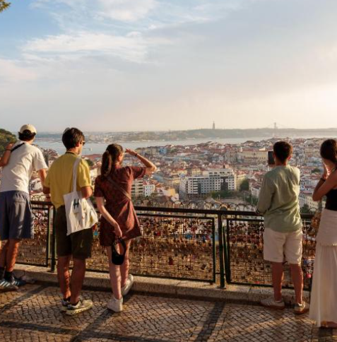 Turistas em mirante com vista panorâmica de Lisboa, Portugal